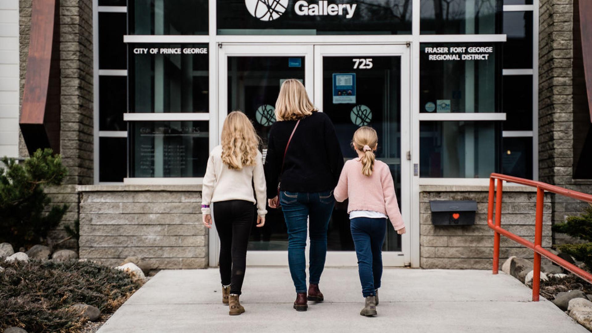 A family walking into Two Rivers Gallery