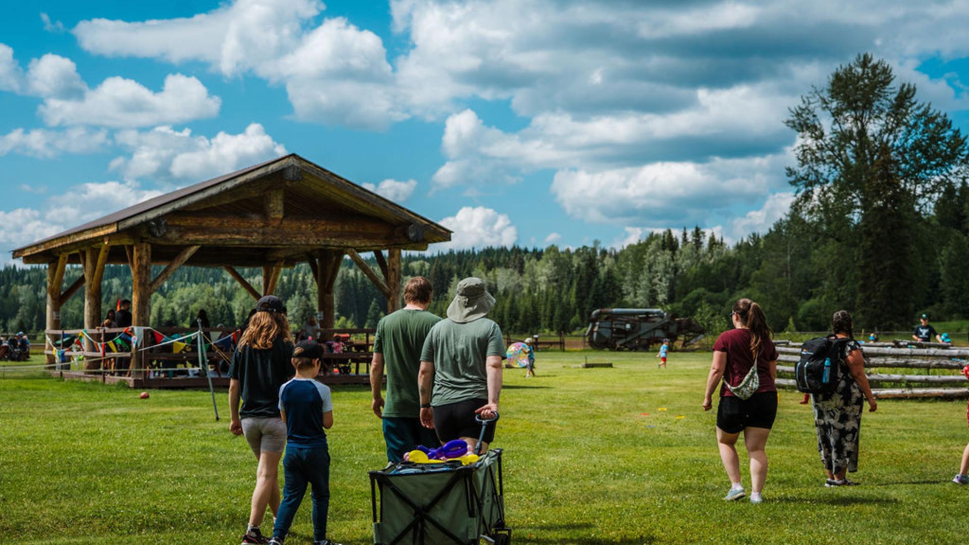 A family tours the Huble Homestead grounds