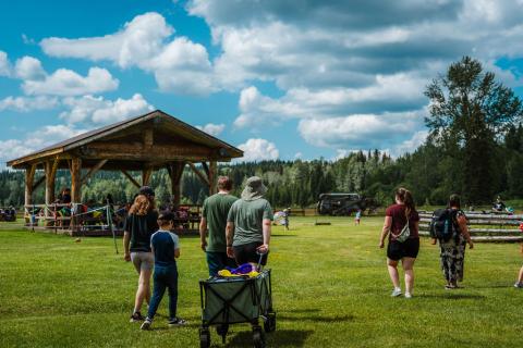 A family tours the Huble Homestead grounds